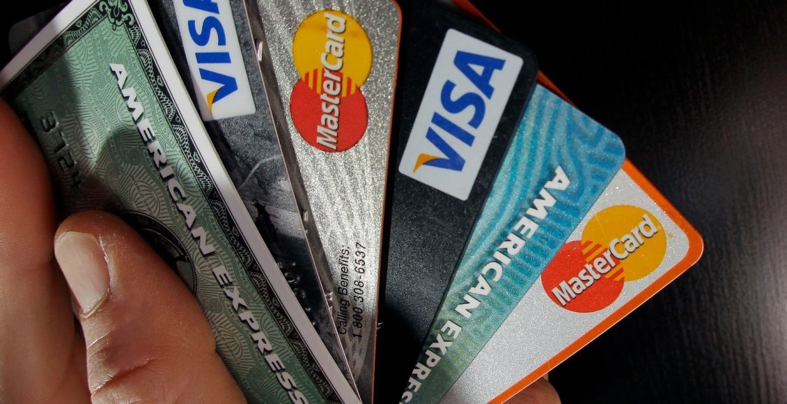 الفرق بين بطاقة الائتمان وبطاقة مسبقة الدفع