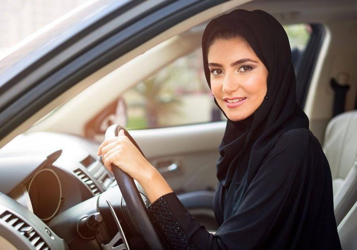 استعلام عن استمارة منتهية فقد عملت المملكة العربية السعودية على تقديم الكثير للمواطنين وذلك من أجل الاستعلام عن استمارة منتهية الخاصة بالسيارات، حيث يجب على المواطنين أن يقوموا بتجديد تلك الاستمارات في المواعيد المحددة حتى لا يحدث لهم أي غرامات يتم فرضها قانون المرور السعودي. استعلام عن استمارة منتهية وتعد هذه الخدمة من الخدمات المهمة التي يتم تقديمها لمن يمتلكون سيارات إن كانوا مالكين السيارات أو مقبلين قريبا على الشراء، كما أن من خلال هذه الخدمة يمكن معرفة مدى صلاحية الاستمارة وميعاد تجديدها حتى لا يتعرض هذا الفرد إلى أي غرامات مقدمة من وزارة الداخلية إدارة المرور. كما أن هذه الخدمة تقدم الكثير من الخدمات منها إذا أراد شخص ما بشراء سيارة من الممكن أن يقوم بالتأكد من الأوراق الخاصة بها، وبالتالى يفيد هذا أنه لا يقع تحت الغش التجاري. طرق الاستعلام عن استمارة السيارة المنتهية عملت إدارة المرور على توفير طريقة سهلة من أجل الاستعلام عن استمارات السيارات عن طريق الإلكتروني من خلال منصة أبشر، ويتم الاستعلام عن طريق بعض الخطوات البسيطة وهى: • يجب عليك أن تقوم بدخول على منصة أبشر الإلكترونية والرابط هو: https://www.absher.sa/. • ومن ثم سوف يظهر لك خيارين هما أبشر أفراد وأيضا أبشر أعمال، عليك الضغط على خيار أبشر أفراد. • ومن ثم سوف تظهر لك صفحة التسجيل وعليك أن تقوم بإدخال كافة البيانات الخاصة، مثل اسم المستخدم ورقم الهوية ثم كلمة المرور وأيضا الرمز الرئى. • ومن ثم بعد إدخال البيانات عليك الضغط على كلمة تسجيل الدخول. • ومن ثم تقوم بالضغط على الخدمات الإلكترونية والضغط بعد ذلك على خدمات المرور. • ثم عليك الضغط على خيار الاستعلام عن بيانات الاستمارة. • يجب عليك أن تقوم بإدخال بعض البيانات مثل رقم الهوية الوطنية أو رقم الإقامة وكتابة تاريخ الميلاد والرقم الرئى. • وبعد كتابة كل تلك البيانات يجب عليك أن تقوم بالضغط على كلمة عرض. • وبعد الضغط على كلمة عرض سوف يقوم الموقع بتحويلك إلى الصفحة التي يتواجد فيها كل المعلومات المتعلقة باستمارة السيارة الخاص بك، مثل تاريخ الانتهاء والغرامات المقررة عليك، وتوضيح طرق الدفع وبعض التفاصيل الأخرى. طرق الاستعلام عن استمارة السيارة برقم اللوحة من الممكن أن يتمكن مالك السيارة أن يستعلم عن صلاحية السيارة والمخلفات الخاصة بها من خلال الرقم الخاص، وذلك من خلال القيام ببعض الخطوات الآتية وهي: • يجب عليك أن تقوم بدخول على منصة أبشر الإلكترونية وذلك يكون من خلال هذا الرابط وهو https://www.absher.sa/portal/landing.html. • ومن ثم سوف يظهر لك خيارين هما أبشر أفراد أو أبشر أعمال، ثم عليك الضغط على خيار أبشر أفراد. • ومن ثم سوف تظهر لك صفحة التسجيل وعليك أن تقوم بإدخال البيانات، مثل اسم المستخدم رقم الهوية وكلمة المرور والرمز الرئى. • ومن ثم بعد إدخال البيانات على الضغط على كلمة تسجيل الدخول. • ثم الضغط على خدمات الإلكترونية والضغط بعد ذلك على خدمات المرور. • ثم عليك الضغط على خيار الاستعلام عن بيانات الاستمارة. • ثم تقوم بإدخال بعض البيانات مثل رقم الهوية أو رقم الاقامة و أخيرا رقم لوحة السيارة. • وبعد كتابة كل تلك البيانات يجب عليك أن تقوم بالضغط على كلمة عرض، وسوف تظهر لك كل المعلومات التي تتعلق بالسيارة الخاص بك واستمارة السيارة أيضا من تاريخ الانتهاء أو الغرامات المقررة. طرق استخراج استمارة بدل فاقد بدون فحص • من الممكن أن تعرض بعض الأوراق الخاصة بالسيارة إلى التلف بسبب مرور وقت طويل على إصدارها، ونقوم بالبحث عن طرق من أجل استخراج بدل فاقد. • ويبحث الكثير من سكان المملكة العربية السعودية عن طريق استخراج استمارة بدل فاقد من دون عمل فحص دوري لها. • فقد أتاحت إدارة المرور في المملكة العربية السعودية، وأنه من الممكن أن يتم إصدار واستخراج بدل فاقد عن طريق منصة أبشر، وذلك من خلال إلى الذهاب لأقرب وحدة مرور وتقديم طلب من أجل استخراج بدل فاقد. • وتعتبر في هذه الحالة لن يتم اشتراط أن يتم عمل فحص دوري، وإذا كانت الاستمارة منتهية هنا يجب عمل فحص دوري من أجل استخراج استمارة جديدة. ما هي مدة صلاحية استمارة السيارة • قامت إدارة المرور بالإعلان أن يقوم مالك السيارة باستخراج استمارة السيارة كما يمكنه التجديد بعد ثلاث سنوات من استخراج الاستمارة. • ويجب على مالك السيارة أن يقوم بتجديد الاستمارة قبل موعد انتهائها بحوالي 6 أشهر حتى لا يتعرض لغرامات مالية، وأن مجرد التأخر عن تجديد الاستمارة لمدة 15 يوم يتم دفع غرامة حوالي 100 ريال سعودي. الاستمارة الجديدة بدون تاريخ انتهاء • لقد قامت إدارة المرور في عام 2018 بوضع نظام جديد لاستمارات السيارات على أن يكون الاستمارة لا يوجد فيها تاريخ انتهاء، ويعد هذا النظام من الأنظمة المميزة التي قامت المملكة بفعلها من أجل المواطنين والمقيمين، وهذا من أجل تيسير عملية تجديد استمارة السيارة. • كما أن من خلال هذا النظام يقوم مالك السيارة بعمل تجديد الاستمارة من خلال الإنترنت بعد دفع الرسوم وعمل الفحص الدوري دون الحاجة إلى الذهاب إلى وحدة المرور، كما يتم عمل هذه الإجراءات ما دام هو مالك السيارة نفسه ولا يكون قد تم انتقال ملكية نفس السيارة إلى شخص أخر. طرق طباعة استمارة السيارة قامت الإدارة العامة للمرور في المملكة العربية السعودية على إتاحة طباعة الاستمارة الخاص بالسيارة من خلال بعض الخطوات البسيطة والطرق السهلة، وهي: • من الممكن أن يذهب المالك إلى أقرب مكتب من مكاتب المرور وطباعة الاستمارة الخاص بالسيارة من خلال المركز الإلكتروني لخدمات المرور. • من الممكن أيضا أن يتم تقديم طلب لطباعتها إرسالها عبر البريد السعودي، ويتم دفع مبلغ مادي مقابل الإرسال ويتم تحديد هذا المبلغ عن طريق البريد، على أن يتم استلام الاستمارة خلال ثلاث أيام من تقديم الطلب. • وعندما يتلقى العميل السيارة من أحد البنوك بنظام يسمى التأجير المنتهي بالتمليك، عندها يتم التواصل مع خدمة العملاء من لأجل أن يتم عملية التجديد والتسليم حسب الطريقة المتفق عليها. ونهاية هذا المقال لقد قمنا بتوضيح كل الأشياء المتعلقة بالاستعلام عن استمارة المنتهية، وقمنا بتوضيح طريقة الاستعلام عن استمارة منتهية من خلال نظام أبشر الذي اتاحته خدمة المرور في المملكة العربية السعودية، وتكلمنا عن طريق طباعة الاستمارة.