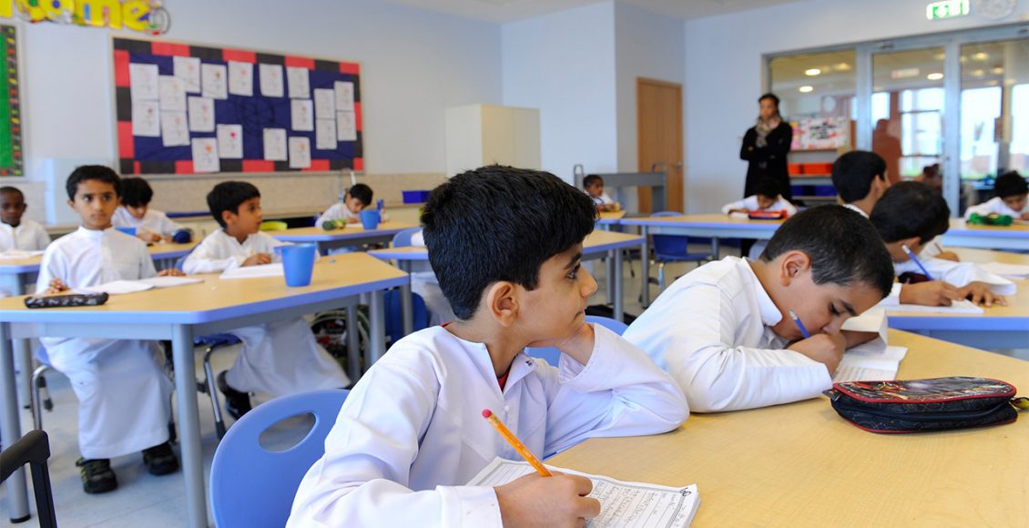 متى يبدأ دوام المدارس الساعة كم