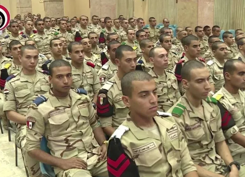 هل يمكن دخول الكلية العسكرية بالنظارة