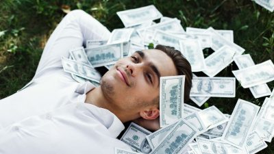 أشخاص يعطون قروض في الإمارات