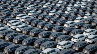 الصين تخطط لزيادة الرسوم الجمركية على السيارات الأوروبية والأمريكية