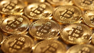 تجاوز البيتكوين حاجز 64 ألف دولار
