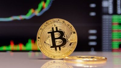 ارتفاعات جنونية في أسعار البيتكوين ليقترب من 63 ألف دولار