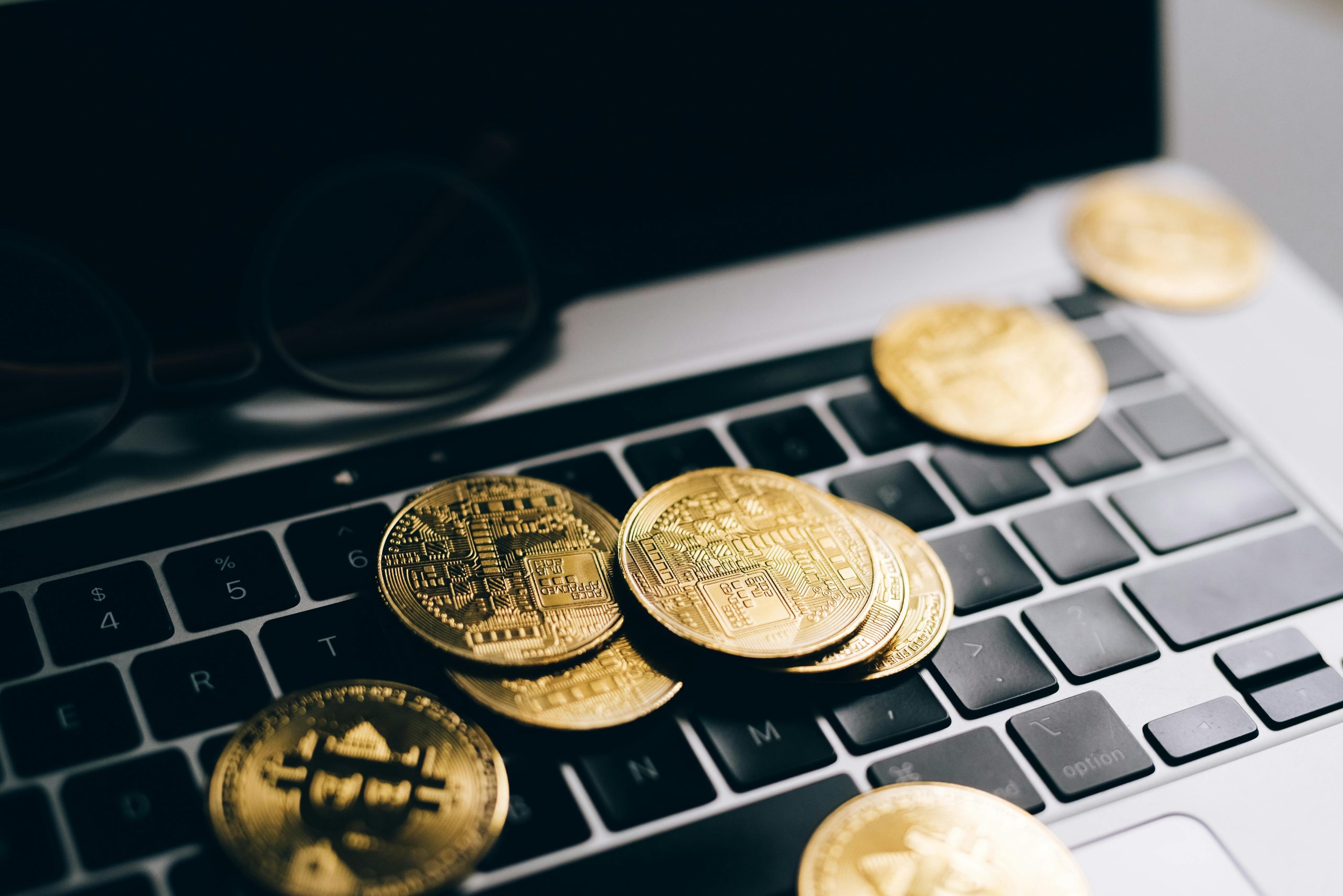 تحليل تقني واقتصادي لتقلبات سعر البيتكوين عبر الزمن